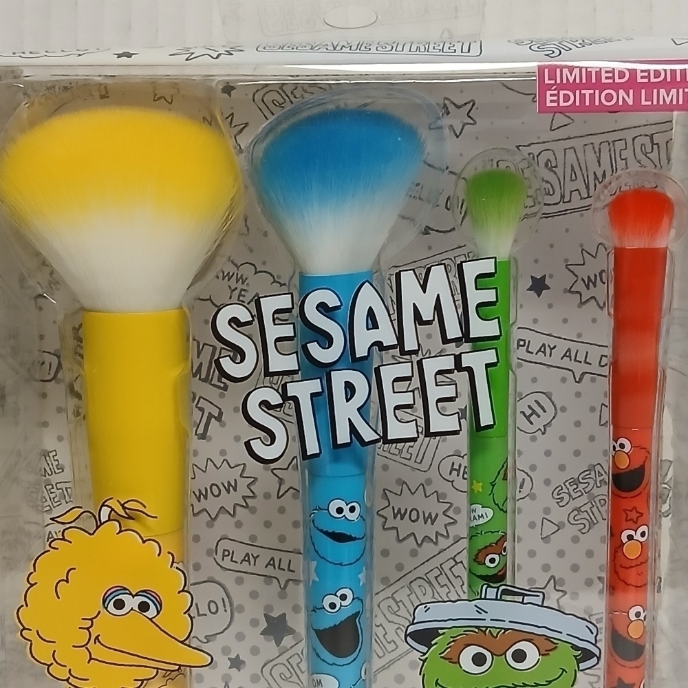 Wet N Wild Sesame Street 4 Piece Makeup Brush Set - Picture 5 of 8